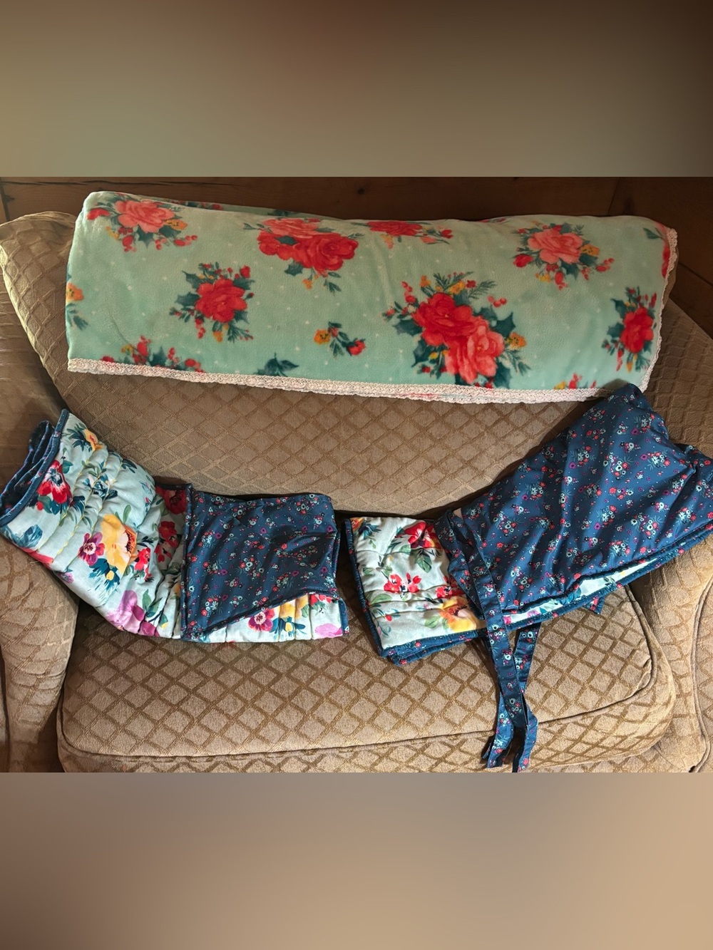 THE PIONEER WOMAN Bundle: Plush Blanket 50x72 Sweet Rose and 2 King Shams 36x20
